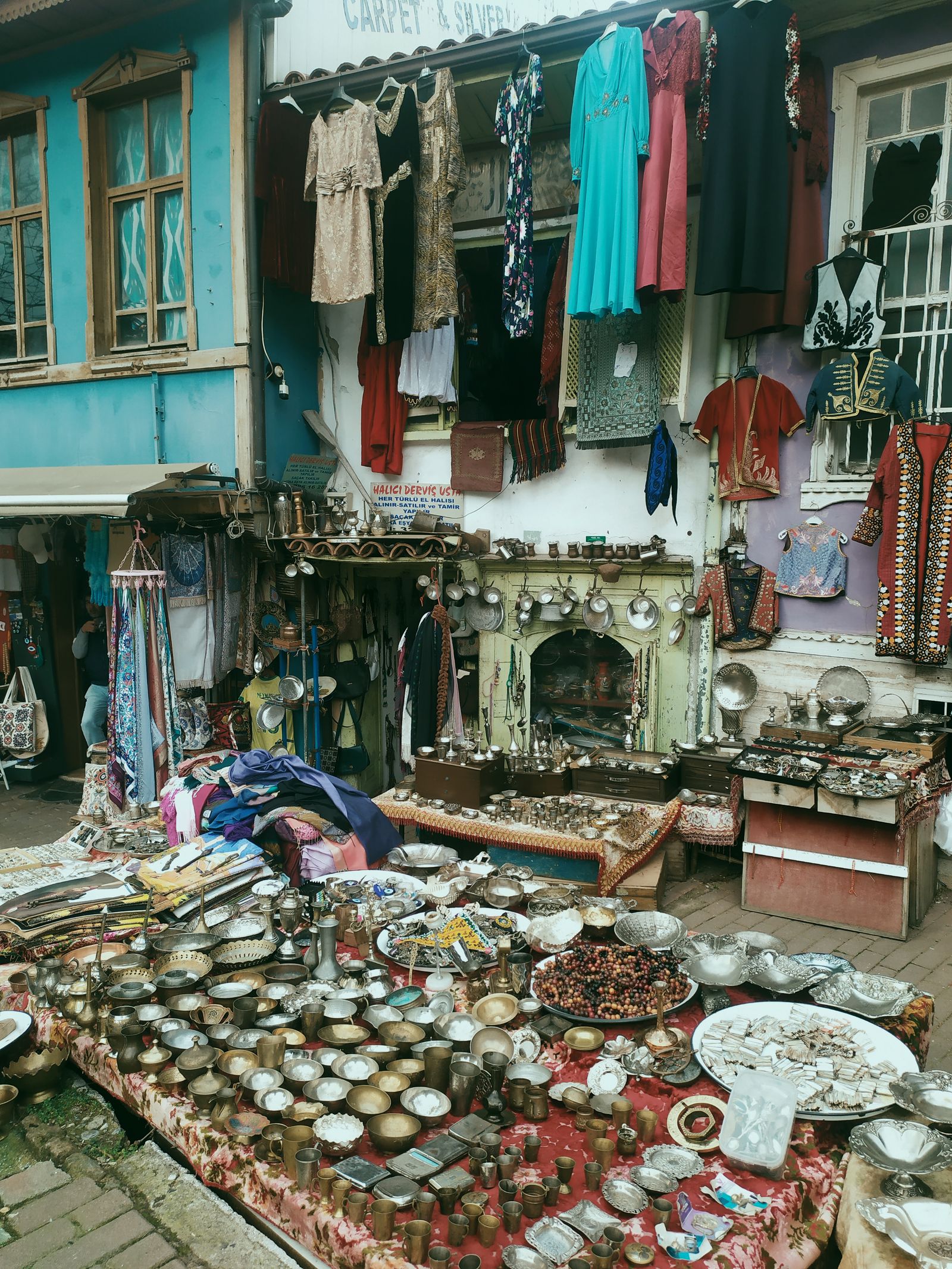 Barracas de um mercado de pulgas ao ar livre