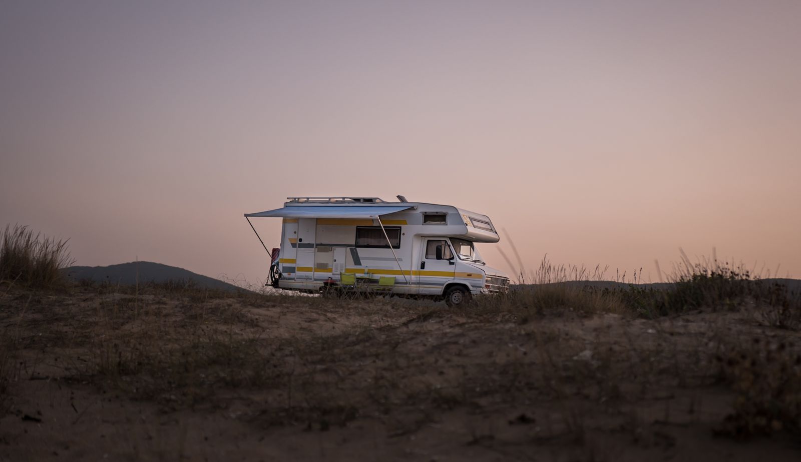 Motorhome parado numa colina ao entardecer